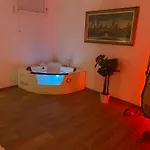 Alexander Esclusiva Di 100 M Con Vasca Idromassaggio Panzió