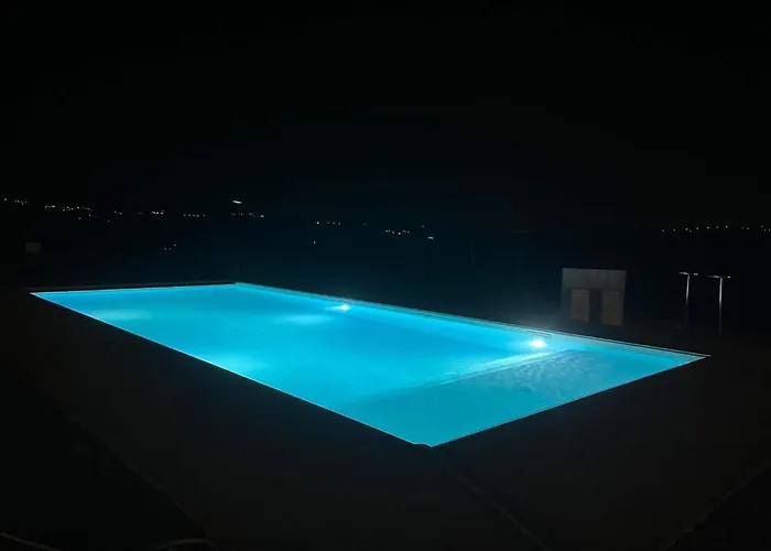 Alexander Esclusiva Di 100 M Con Vasca Idromassaggio 4* Trarivi